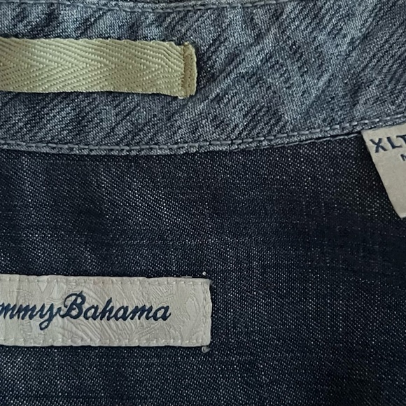 Tommy Bahama 100% Tencel, Blue, XL, Palm Trees Hawaiian Shirt. - Picture 4 of 6